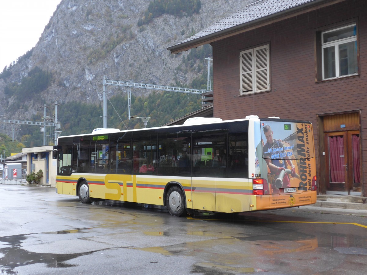 (155'755) - STI Thun - Nr. 128/BE 800'128 - MAN am 13. Oktober 2014 beim Bahnhof Wimmis