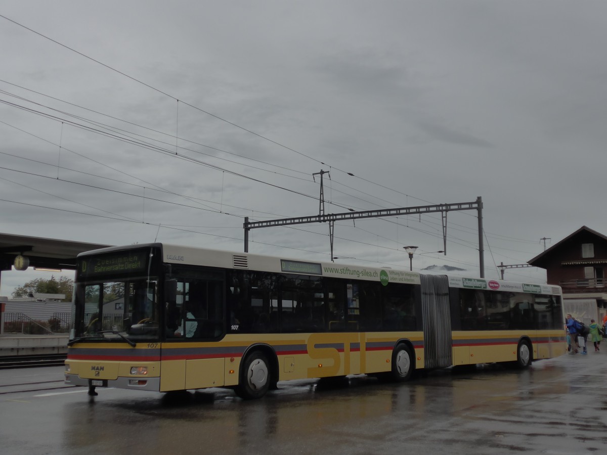 (155'761) - STI Thun - Nr. 107/BE 521'107 - MAN am 13. Oktober 2014 beim Bahnhof Wimmis