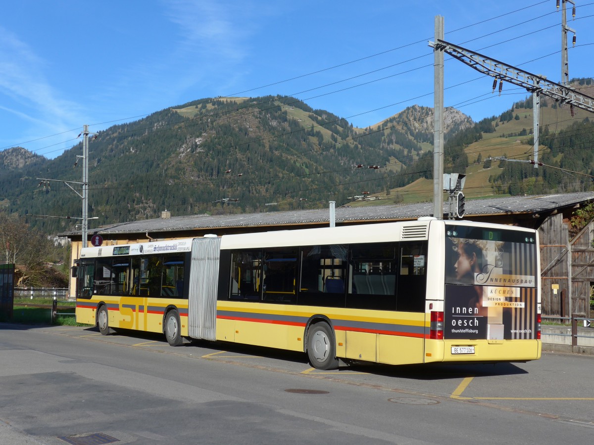 (155'869) - STI Thun - Nr. 106/BE 577'106 - MAN am 19. Oktober 2014 beim Bahnhof Zweisimmen