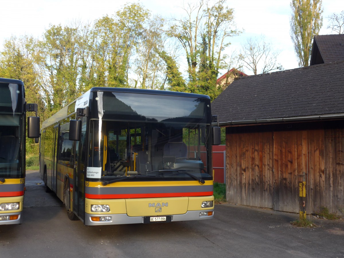 (155'888) - STI Thun - Nr. 96/BE 577'096 - MAN am 19. Oktober 2014 beim Bahnhof Wimmis