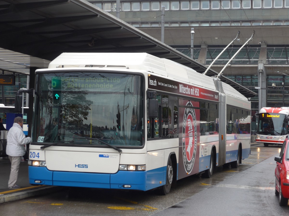 (156'019) - VBL Luzern - Nr. 204 - Hess/Hess Gelenktrolleybus am 25. Oktober 2014 beim Bahnhof Luzern