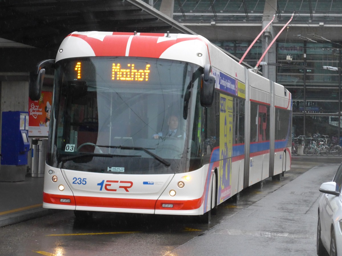 (156'053) - VBL Luzern - Nr. 235 - Hess/Hess Doppelgelenktrolleybus am 25. Oktober 2014 beim Bahnhof Luzern