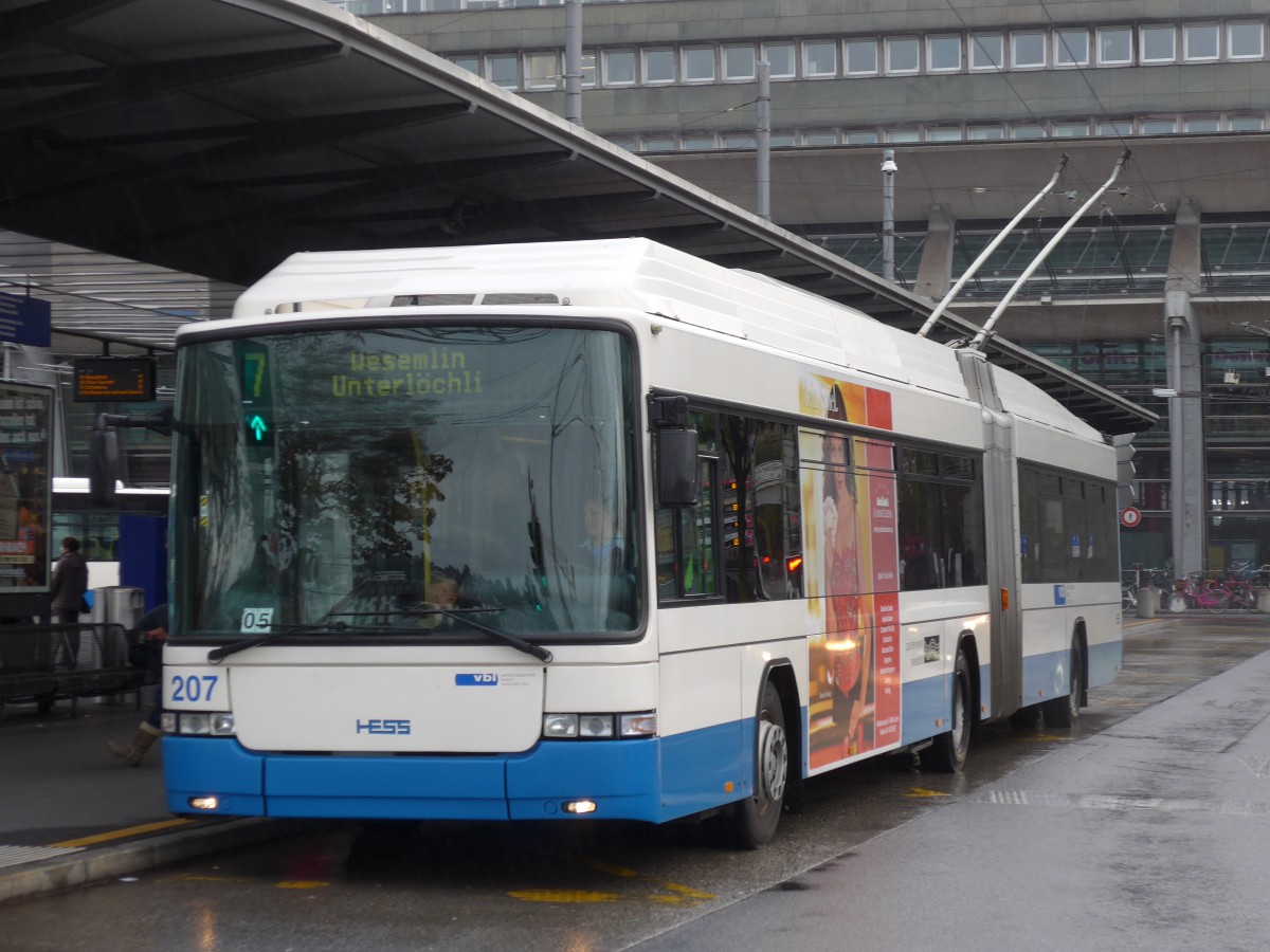 (156'054) - VBL Luzern - Nr. 207 - Hess/Hess Gelenktrolleybus am 25. Oktober 2014 beim Bahnhof Luzern