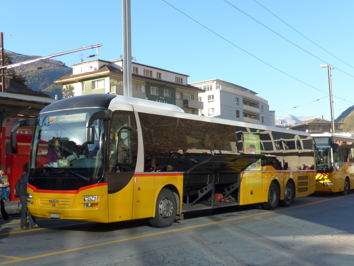 (156'338) - PostAuto Wallis - VS 243'892 - MAN am 31. Oktober 2014 beim Bahnhof Brig