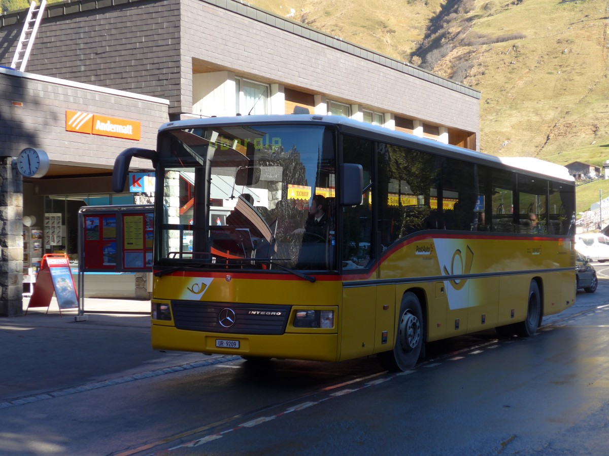 (156'350) - Mattli, Wassen - UR 9209 - Mercedes am 31. Oktober 2014 beim Bahnhof Andermatt