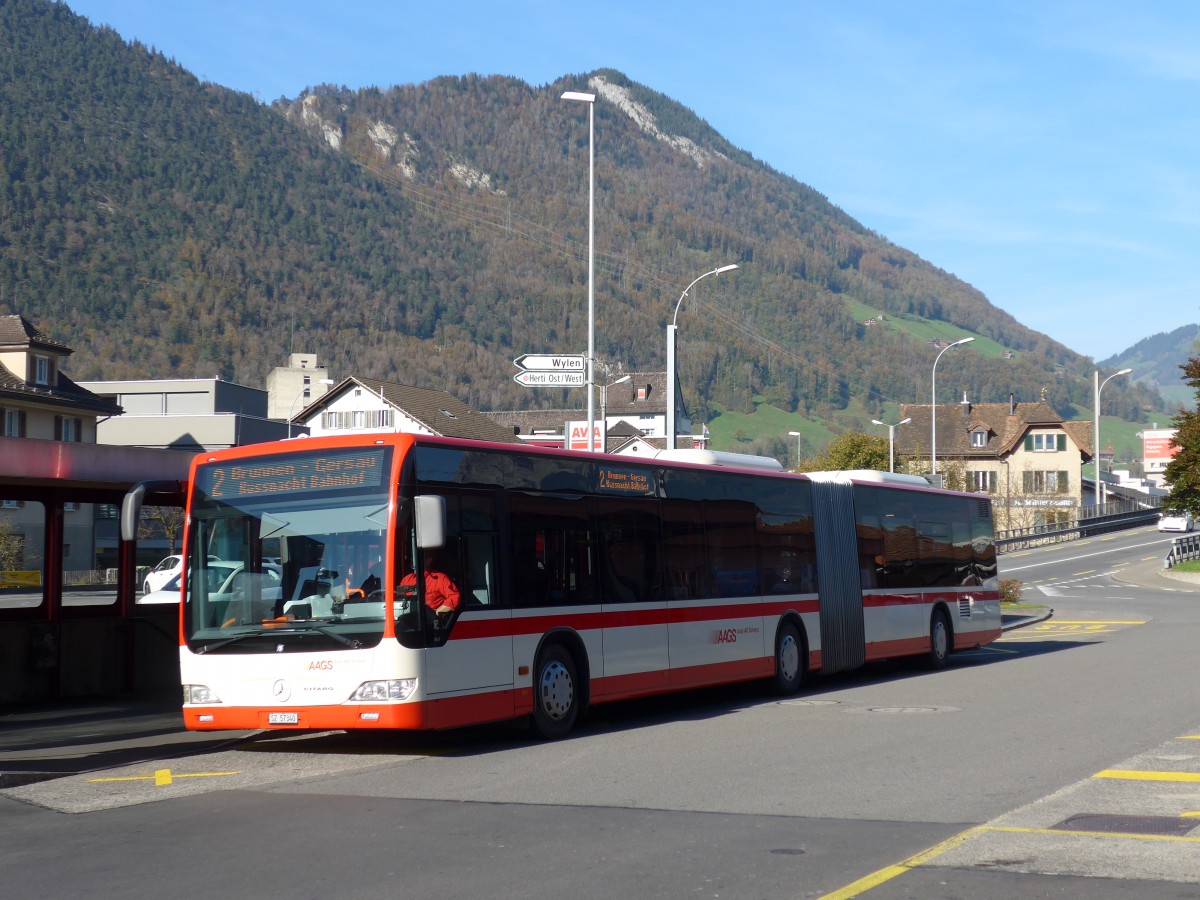 (156'364) - AAGS Schwyz - Nr. 40/SZ 57'340 - Mercedes am 31. Oktober 2014 beim Bahnhof Brunnen