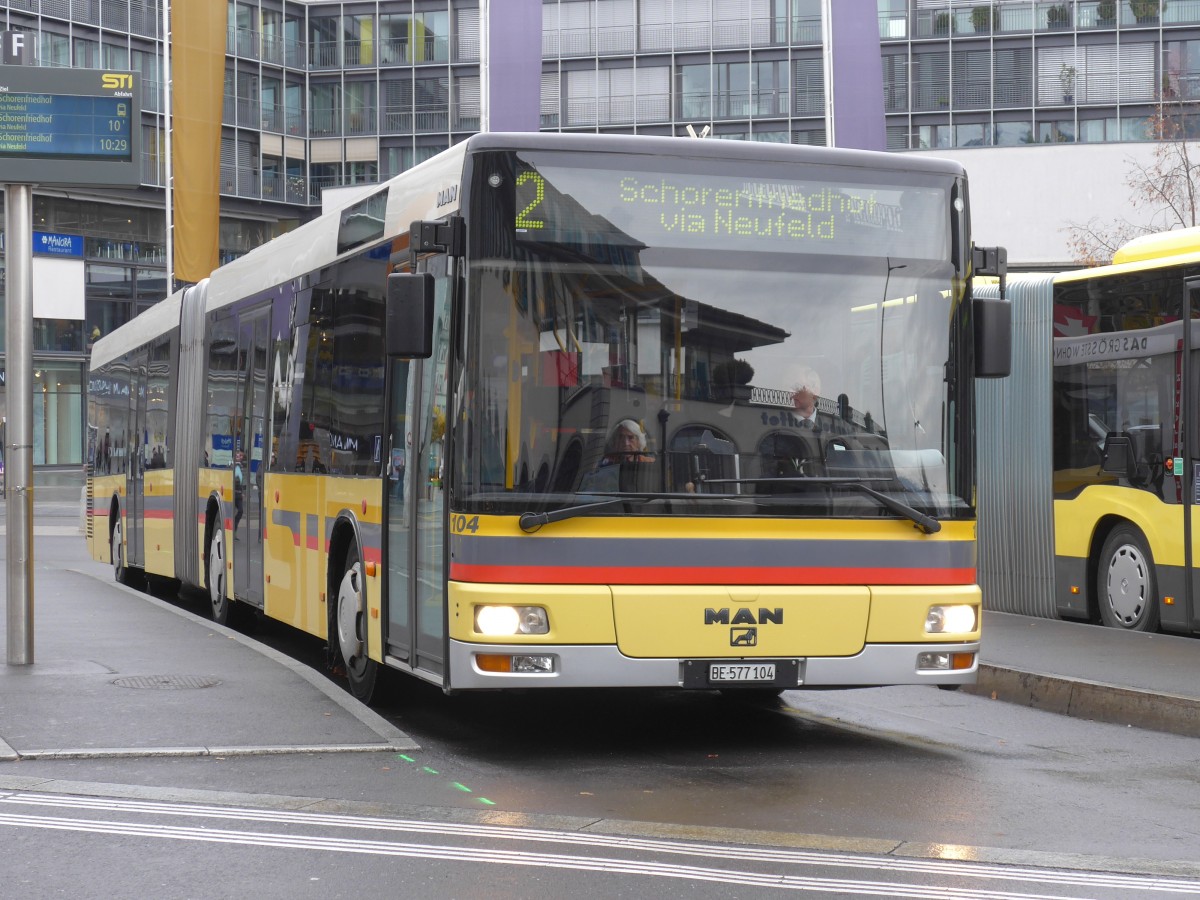 (156'494) - STI Thun - Nr. 104/BE 577'104 - MAN am 10. November 2014 beim Bahnhof Thun