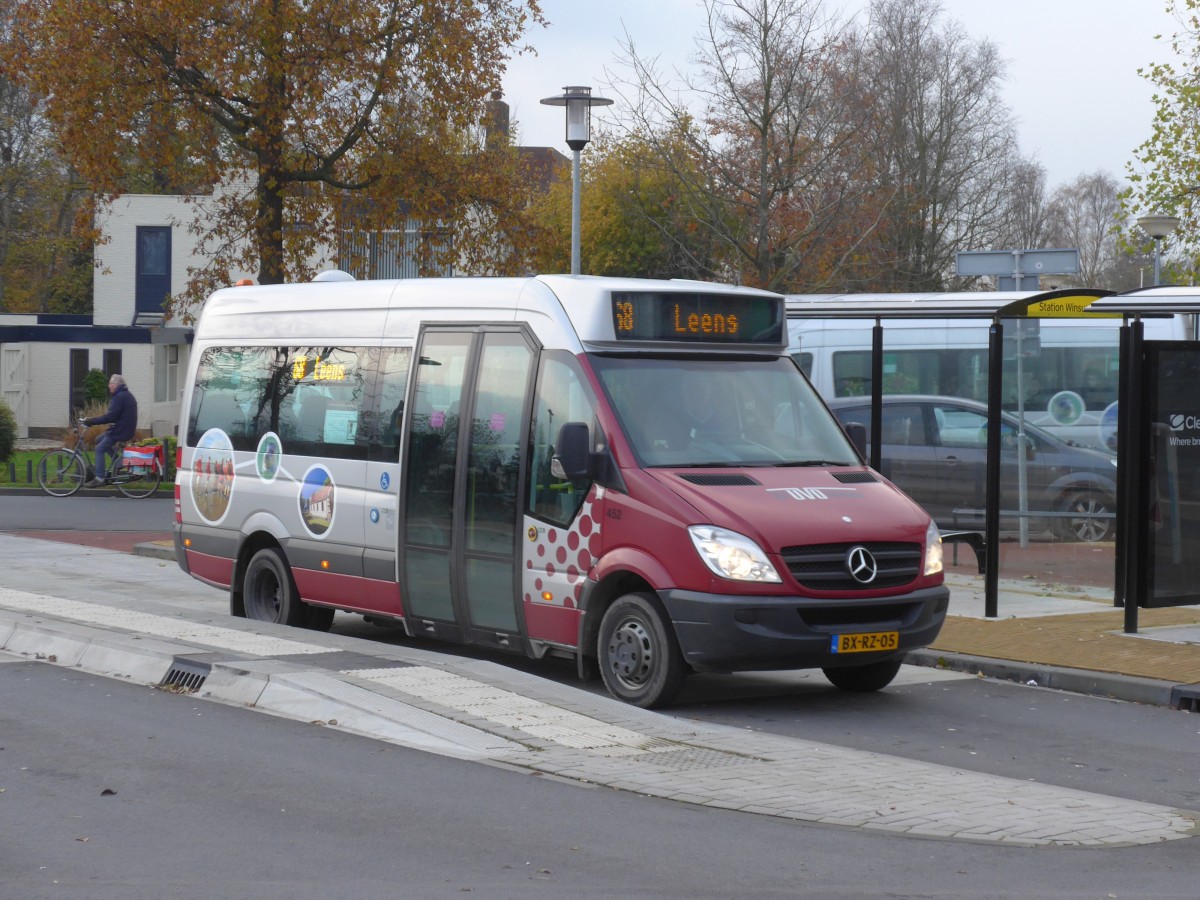 (156'738) - UVO, Uithuizermeeden - Nr. 452/BX-RZ-05 - Mercedes am 18. November 2014 beim Bahnhof Winsum