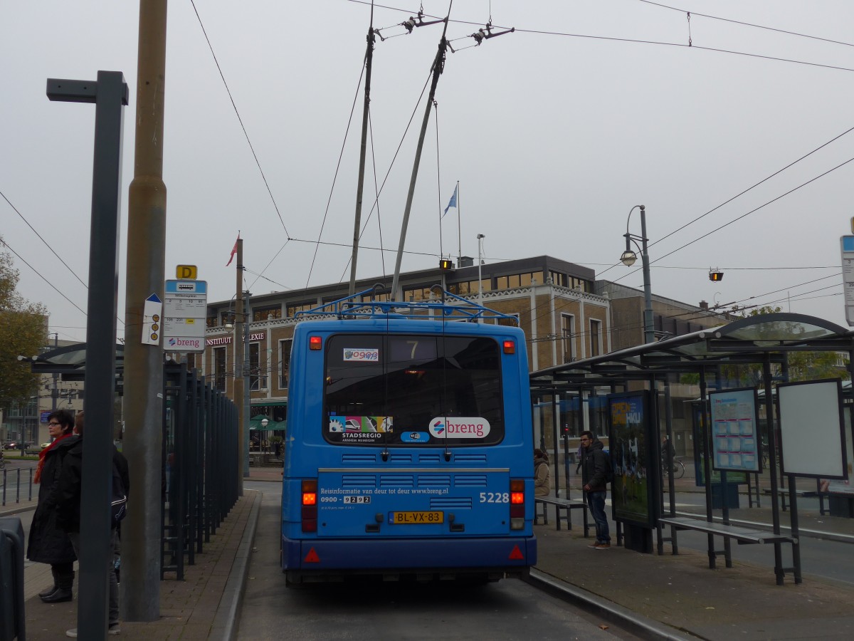 (157'051) - Breng, Ijsselmuiden - Nr. 5228/BL-VX-83 - Berkhof Gelenktrolleybus am 20. November 2014 Arnhem, Willemsplein