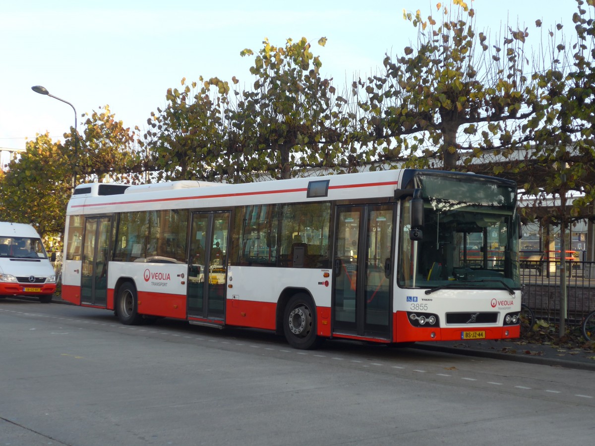 (157'117) - VEOLIA - Nr. 3855/BS-JZ-44 - Volvo am 21. November 2014 beim Bahnhof Maastricht