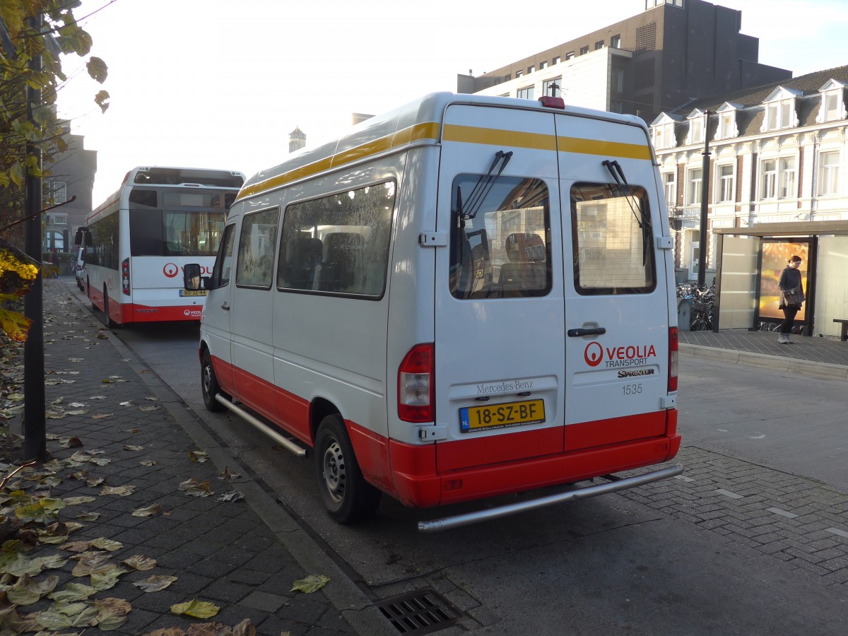 (157'121) - VEOLIA - Nr. 1535/18-SZ-BF - Mercedes am 21. November 2014 beim Bahnhof Maastricht