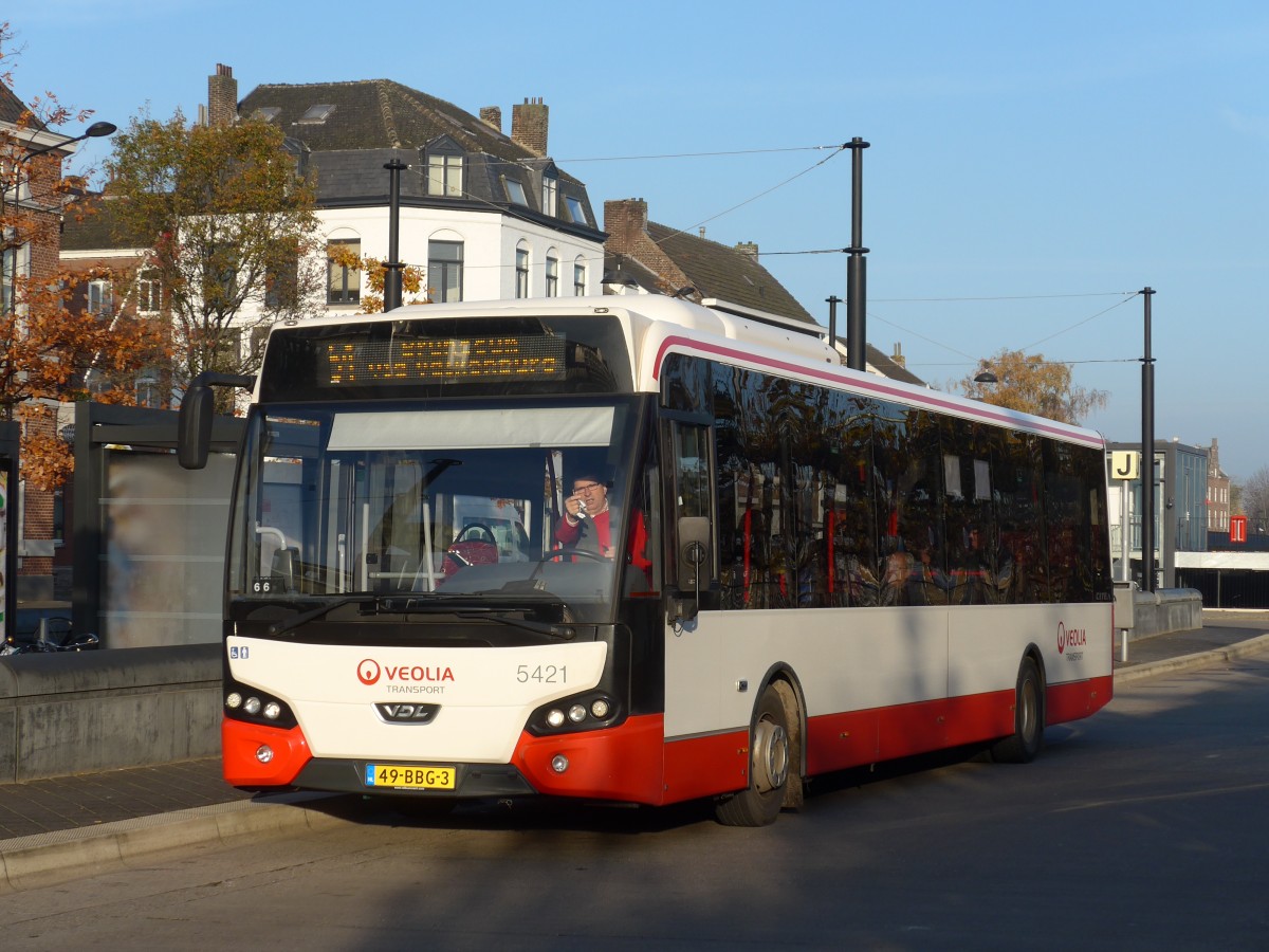 (157'129) - VEOLIA - Nr. 5421/49-BBG-3 - VDL am 21. November 2014 beim Bahnhof Maastricht