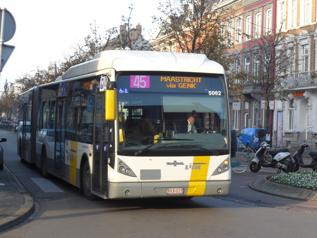 (157'143) - Aus Belgien: De Lijn, Mechelen - Nr. 5062/HVB-025 - Van Hool am 21. November 2014 beim Bahnhof Maastricht