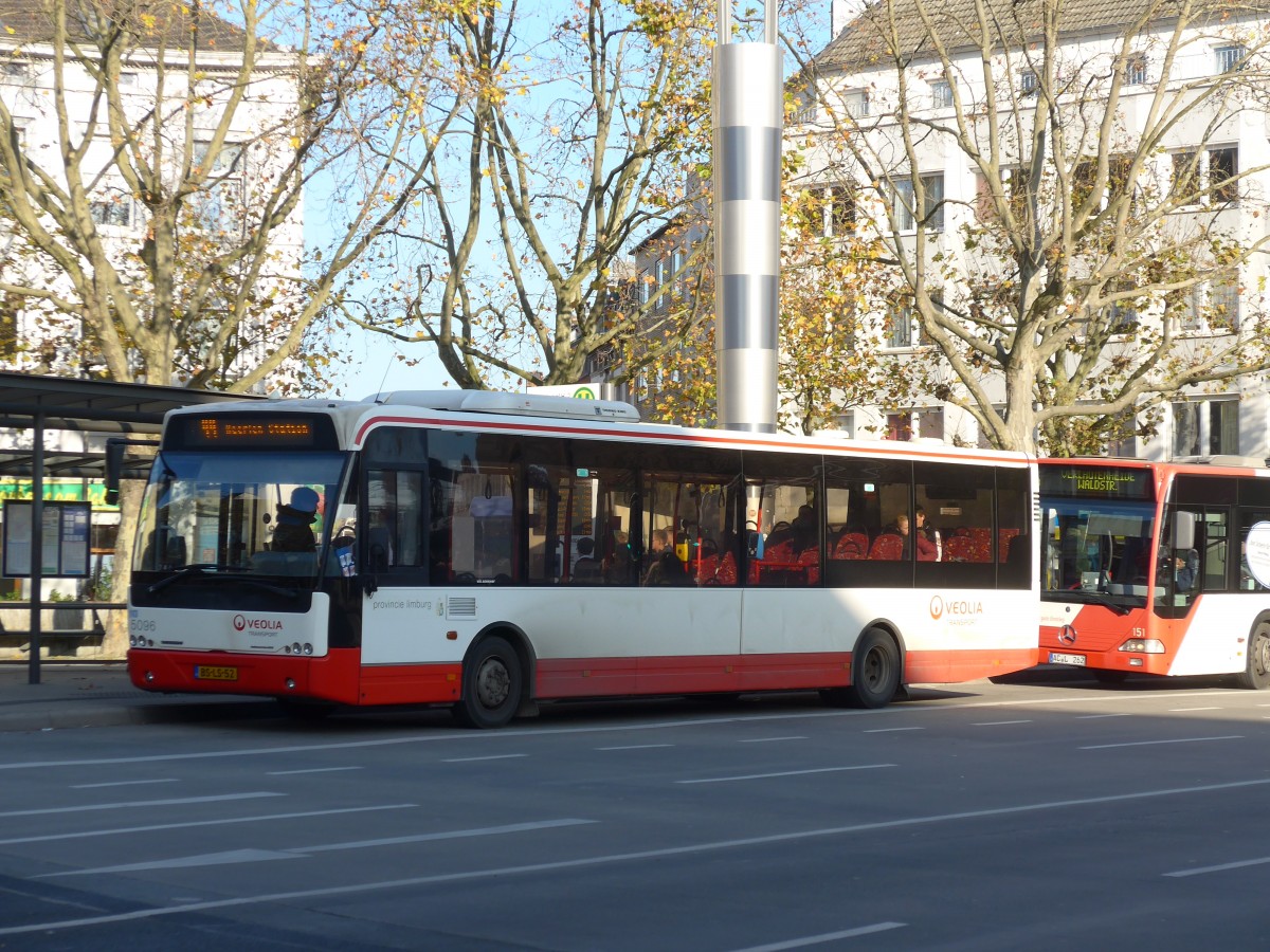 (157'181) - Aus Holland: VEOLIA - Nr. 5096/BS-LS-52 - VDL Berkhof am 21. November 2014 beim Hauptbahnhof Aachen