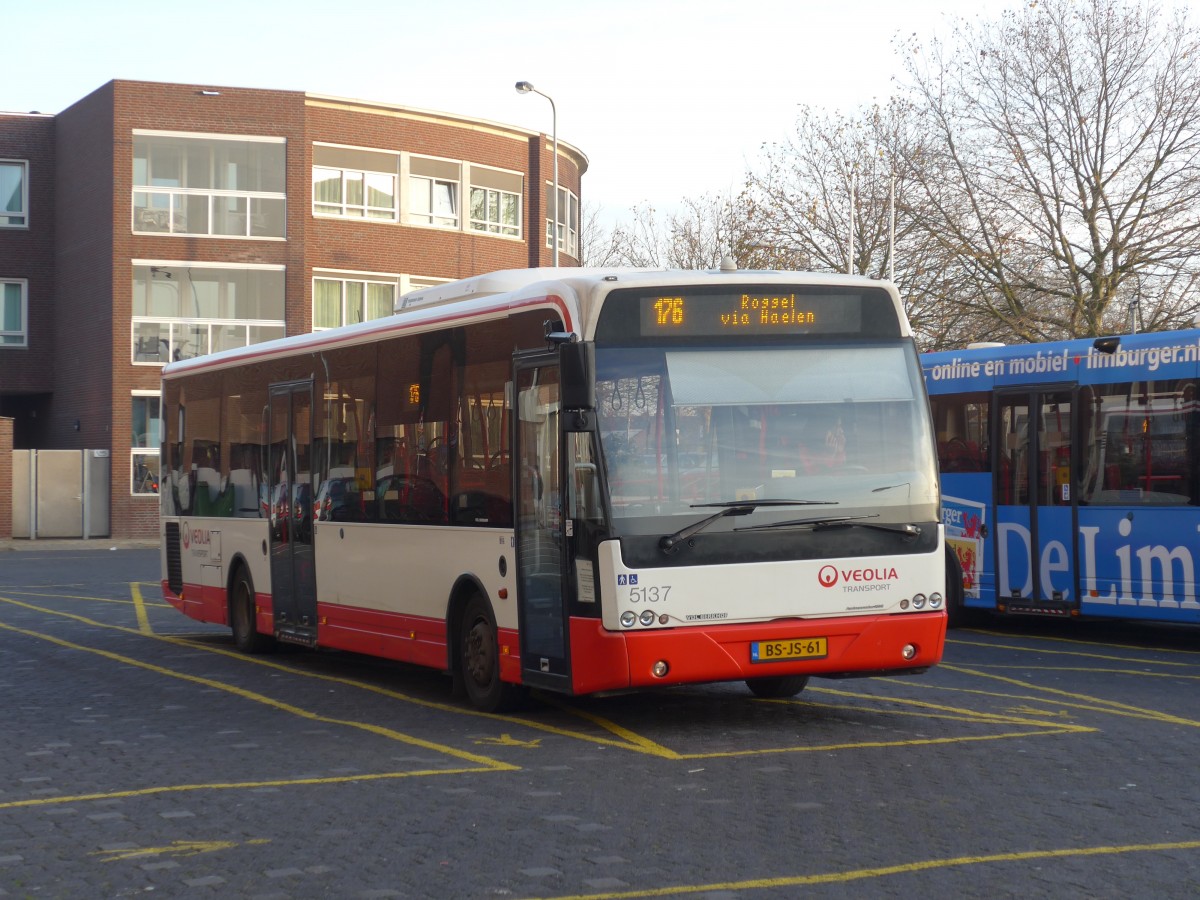 (157'285) - VEOLIA - Nr. 5137/BS-JS-61 - VDL Berkhof am 22. November 2014 beim Bahnhof Roermond