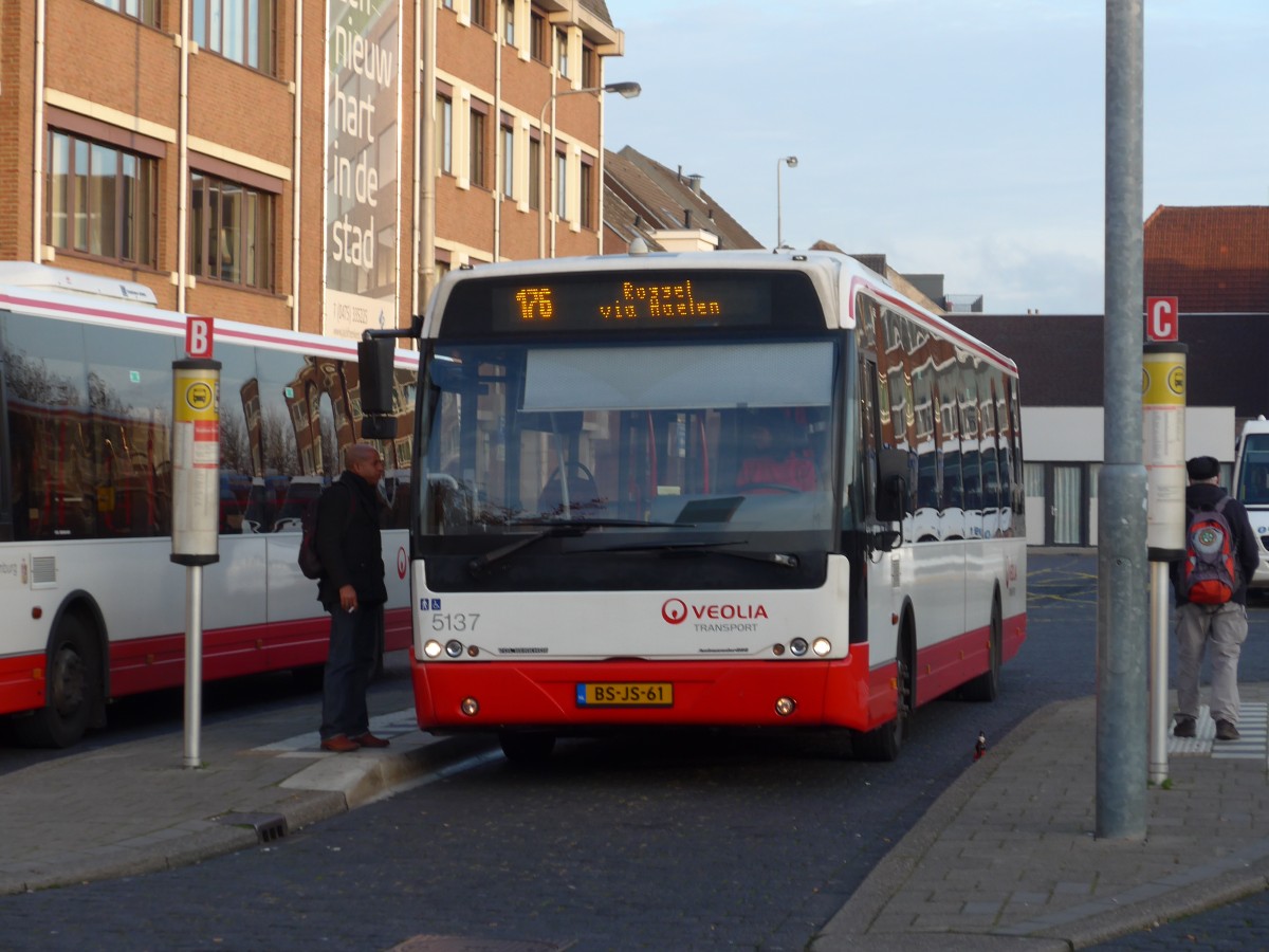 (157'290) - VEOLIA - Nr. 5137/BS-JS-61 - VDL Berkhof am 22. November 2014 beim Bahnhof Roermond