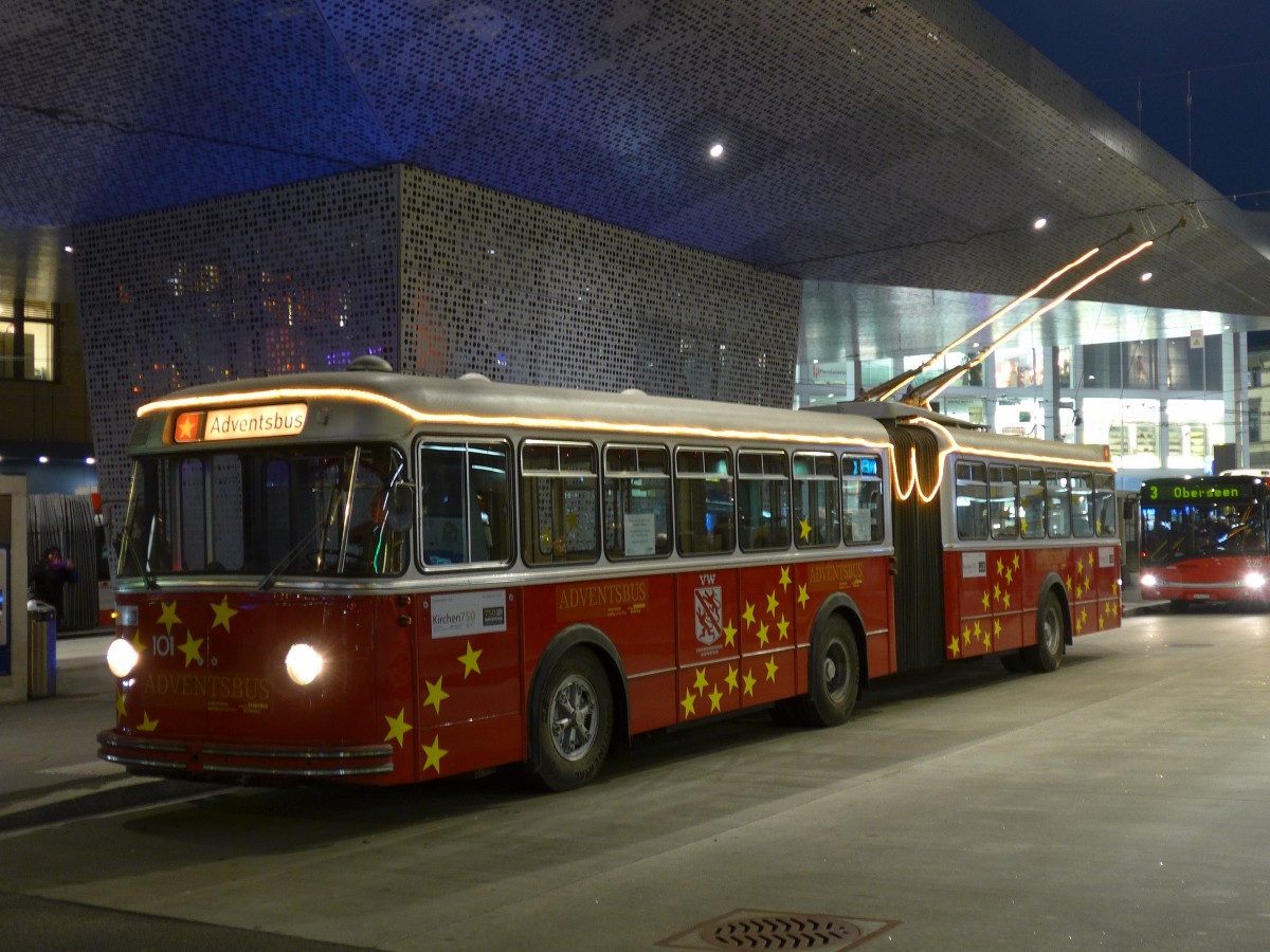 (157'572) - VW Winterthur - Nr. 101 - FBW/SWS Gelenktrolleybus am 26. November 2014 beim Hauptbahnhof Winterthur