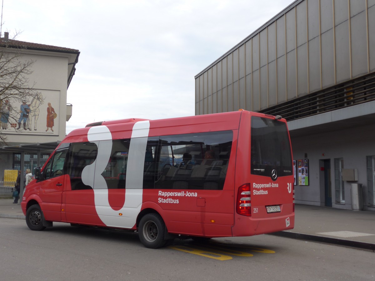 (157'775) - VZO Grningen - Nr. 251/ZH 745'251 - Mercedes am 14. Dezember 2014 beim Bahnhof Rapperswil