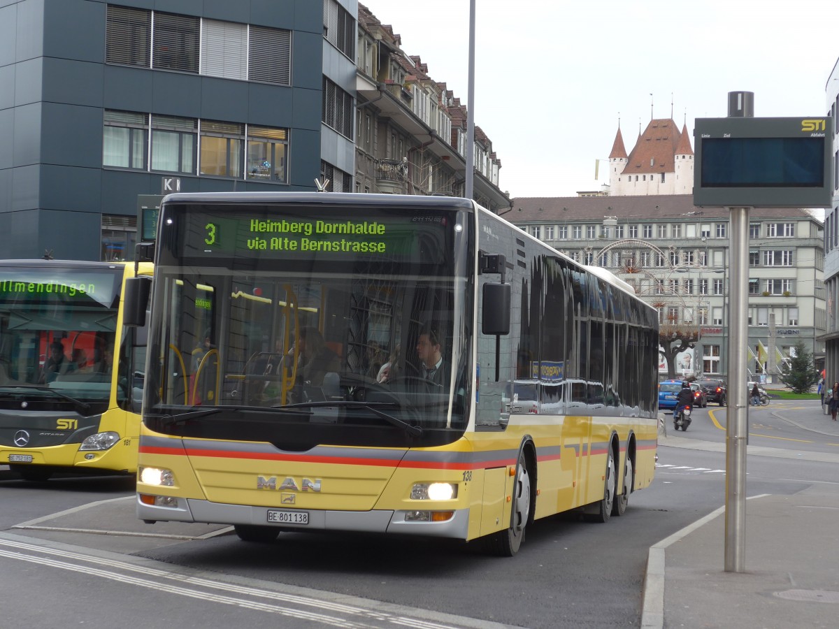 (157'818) - STI Thun - Nr. 138/BE 801'138 - MAN am 15. Dezember 2014 beim Bahnhof Thun