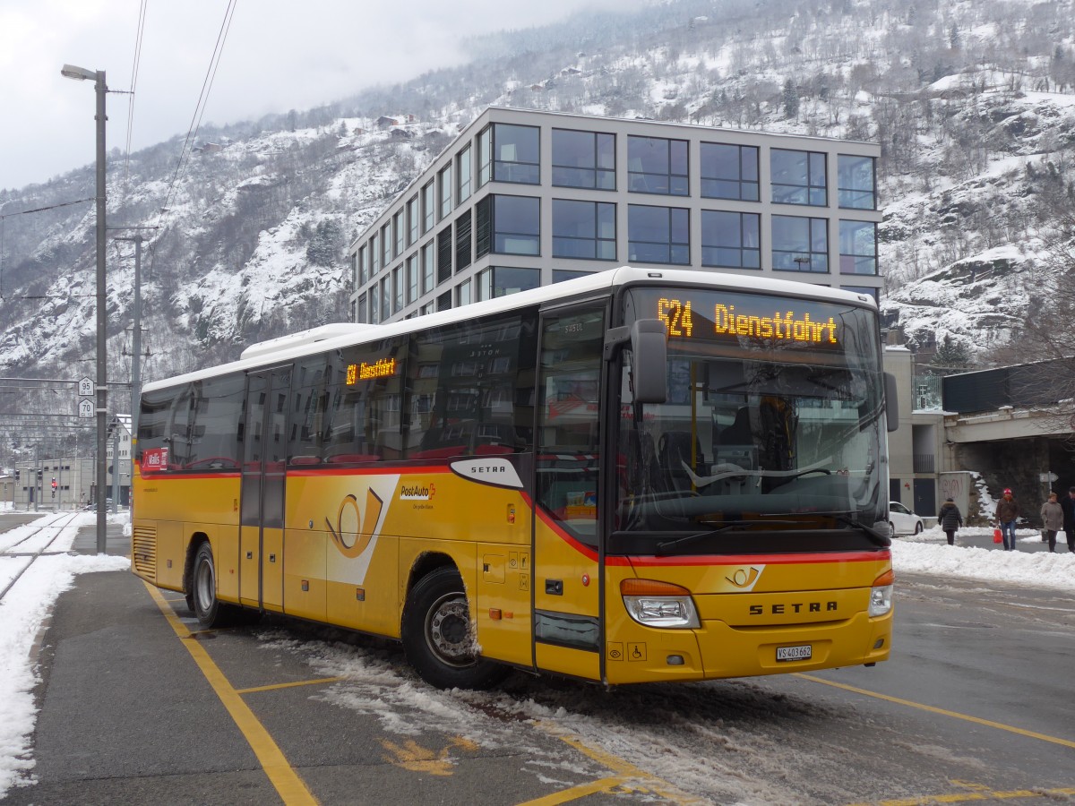 (158'024) - PostAuto Wallis - VS 403'662 - Setra am 28. Dezember 2014 beim Bahnhof Brig