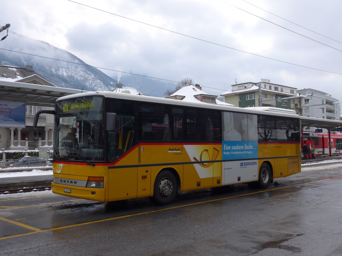 (158'025) - PostAuto Wallis - VS 241'967 - Setra am 28. Dezember 2014 beim Bahnhof Brig