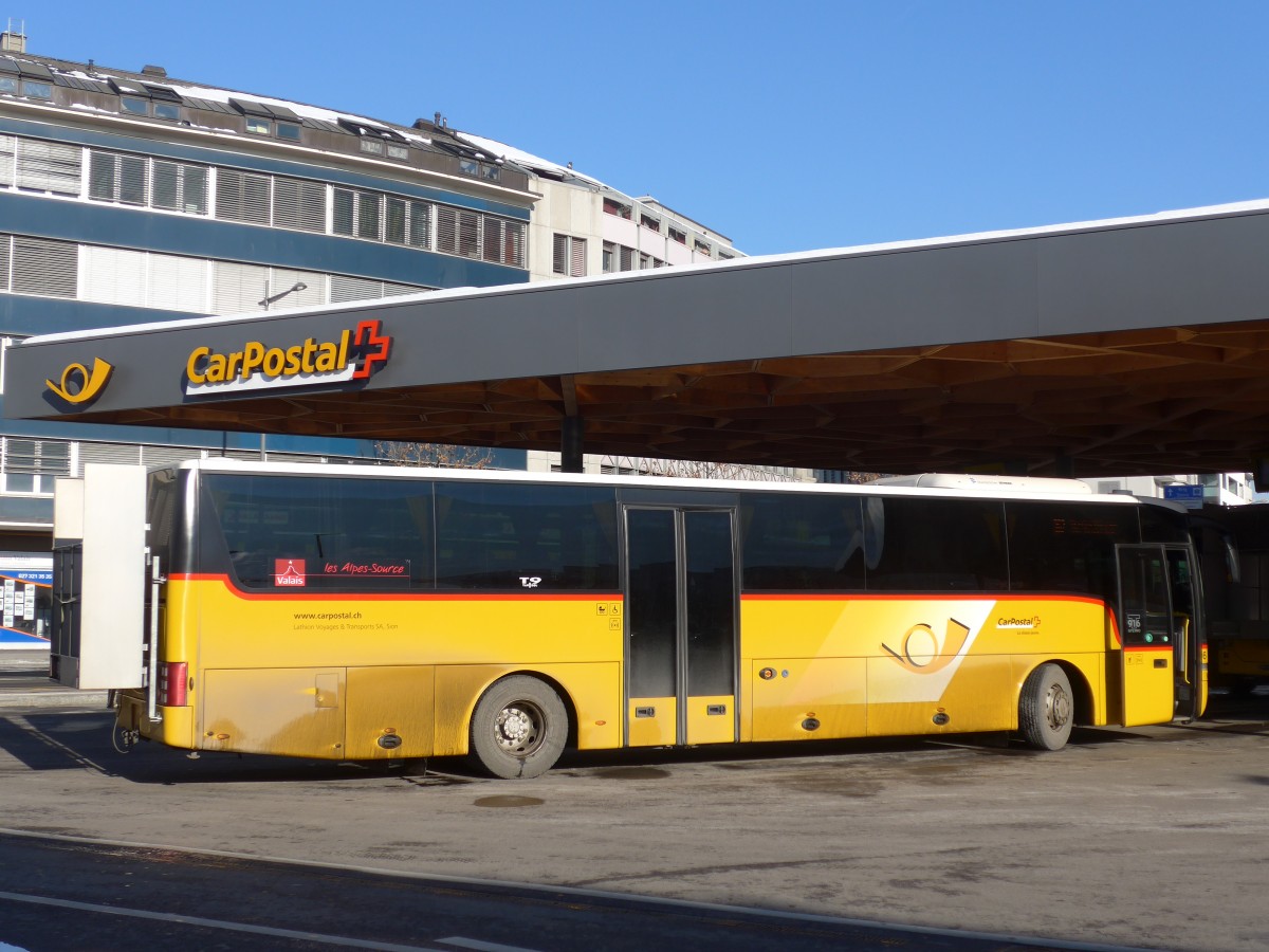 (158'085) - Lathion, Sion - Nr. 6/VS 12'672 - Van Hool am 1. Januar 2015 beim Bahnhof Sion