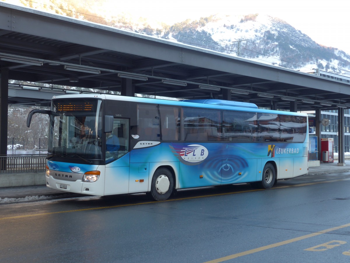 (158'099) - LLB Susten - Nr. 4/VS 38'004 - Setra am 1. Januar 2015 beim Bahnhof Leuk