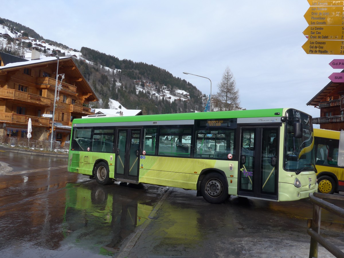 (158'137) - TPC Aigle - VS 324'574 - Irisbus am 2. Januar 2015 beim Bahnhof Champry