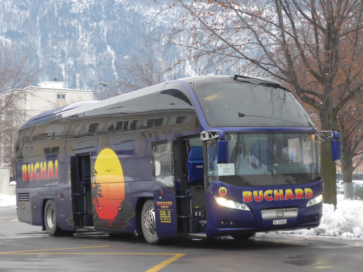 (158'174) - Buchard, Leytron - Nr. 18/VS 23'816 - Neoplan am 2. Januar 2015 beim Bahnhof Martigny