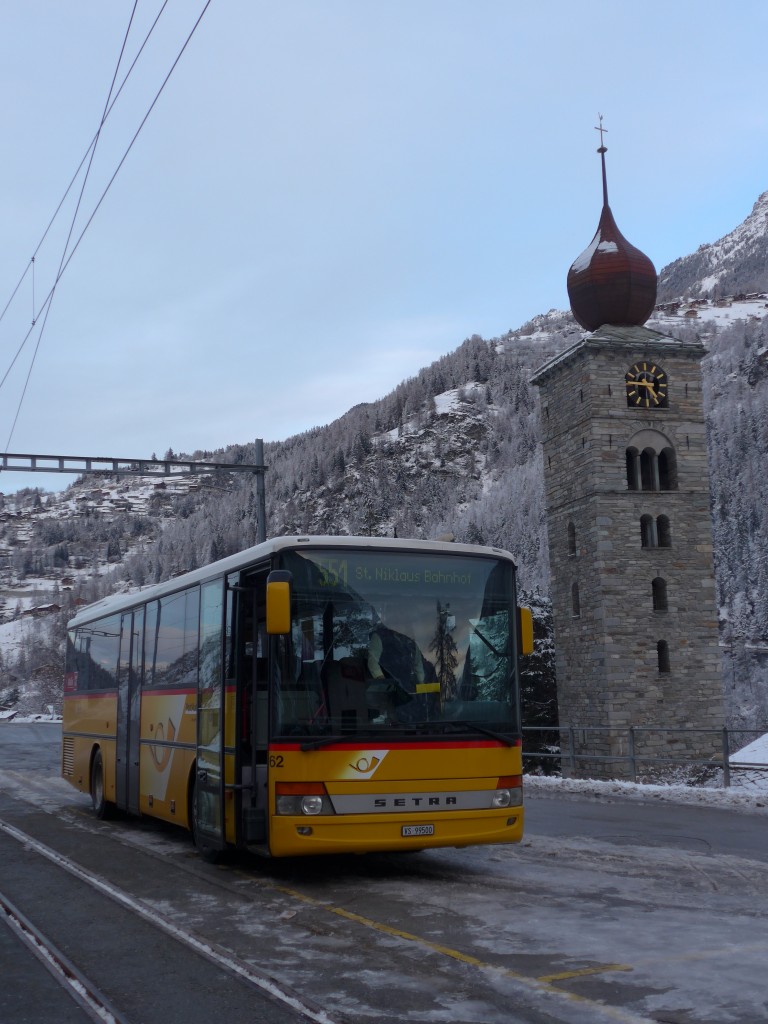 (158'440) - Zerzuben, Visp-Eyholz - Nr. 62/VS 99'500 - Setra am 18. Januar 2015 beim Bahnhof St. Niklaus