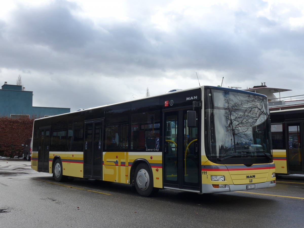 (158'933) - STI Thun - Nr. 111/BE 700'111 - MAN am 2. Mrz 2015 bei der Schifflndte Thun