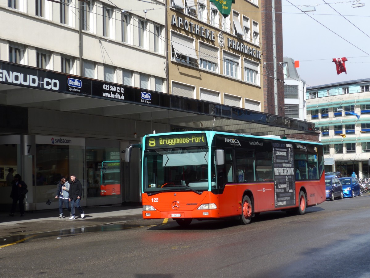 (158'984) - VB Biel - Nr. 122/BE 560'122 - Mercedes am 2. Mrz 2015 beim Bahnhof Biel