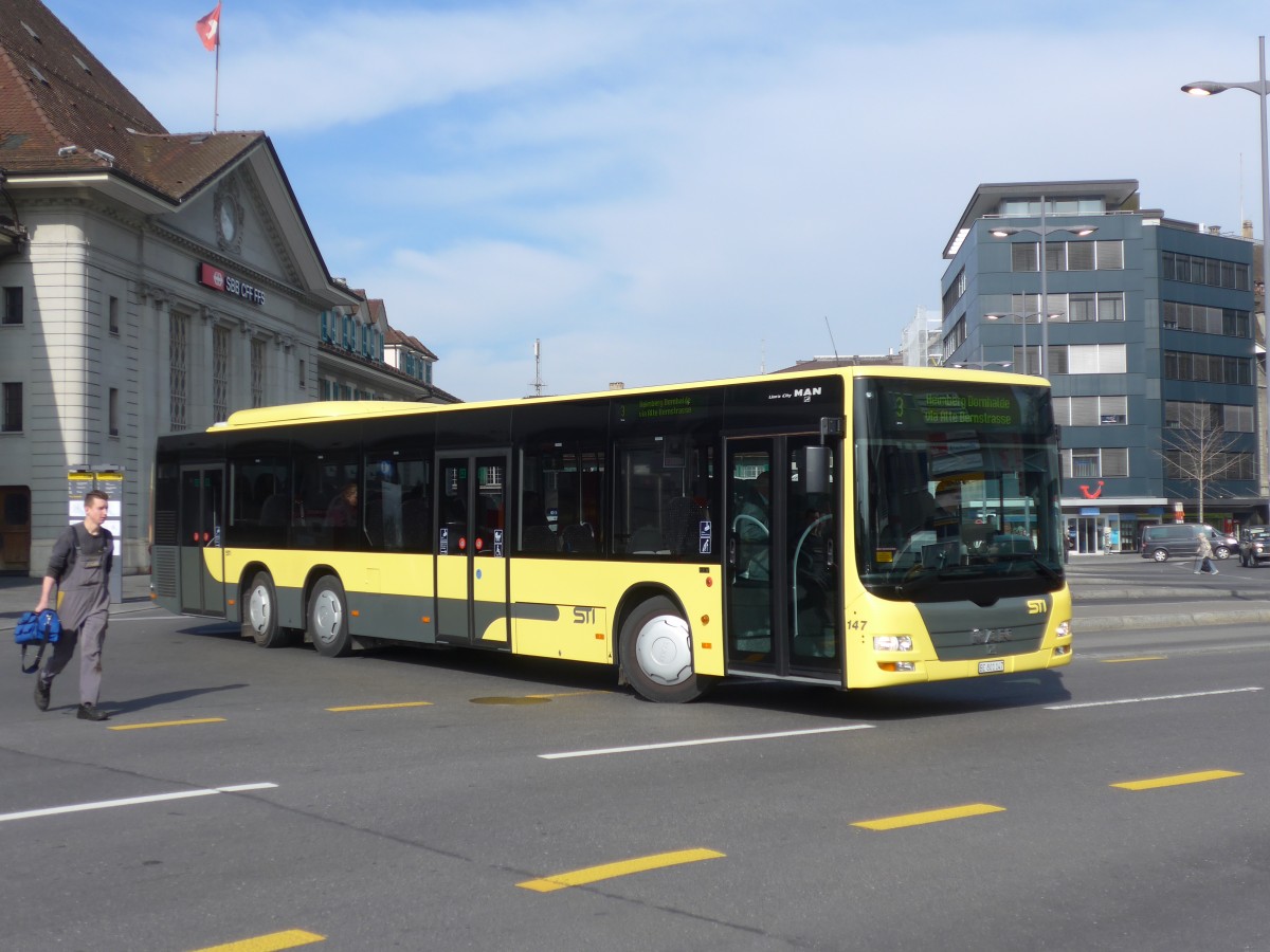 (159'182) - STI Thun - Nr. 147/BE 801'147 - MAN am 16. Mrz 2015 beim Bahnhof Thun