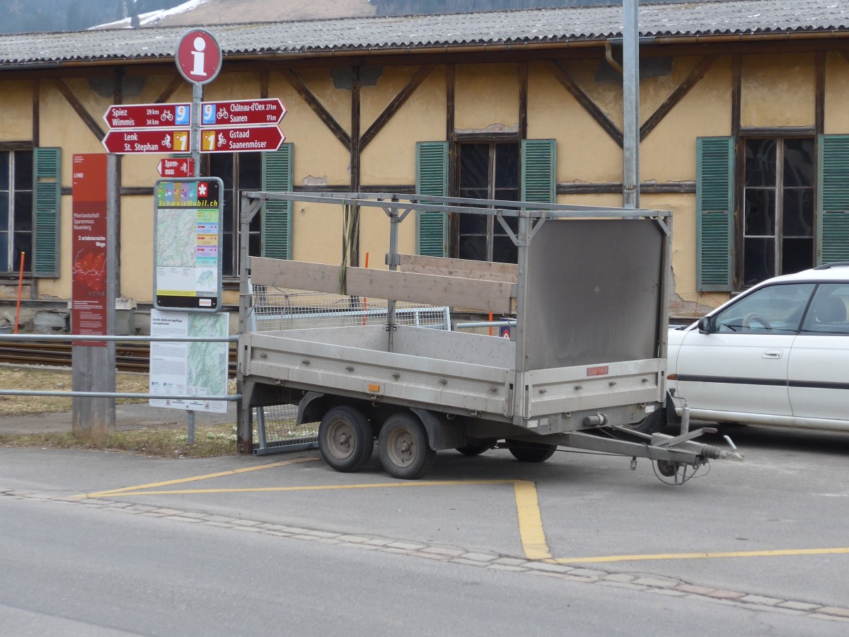 (159'204) - AFA Adelboden - Nr. 65/BE 682'046 - Humbaur Gepckanhnger am 16. Mrz 2015 beim Bahnhof Zweisimmen