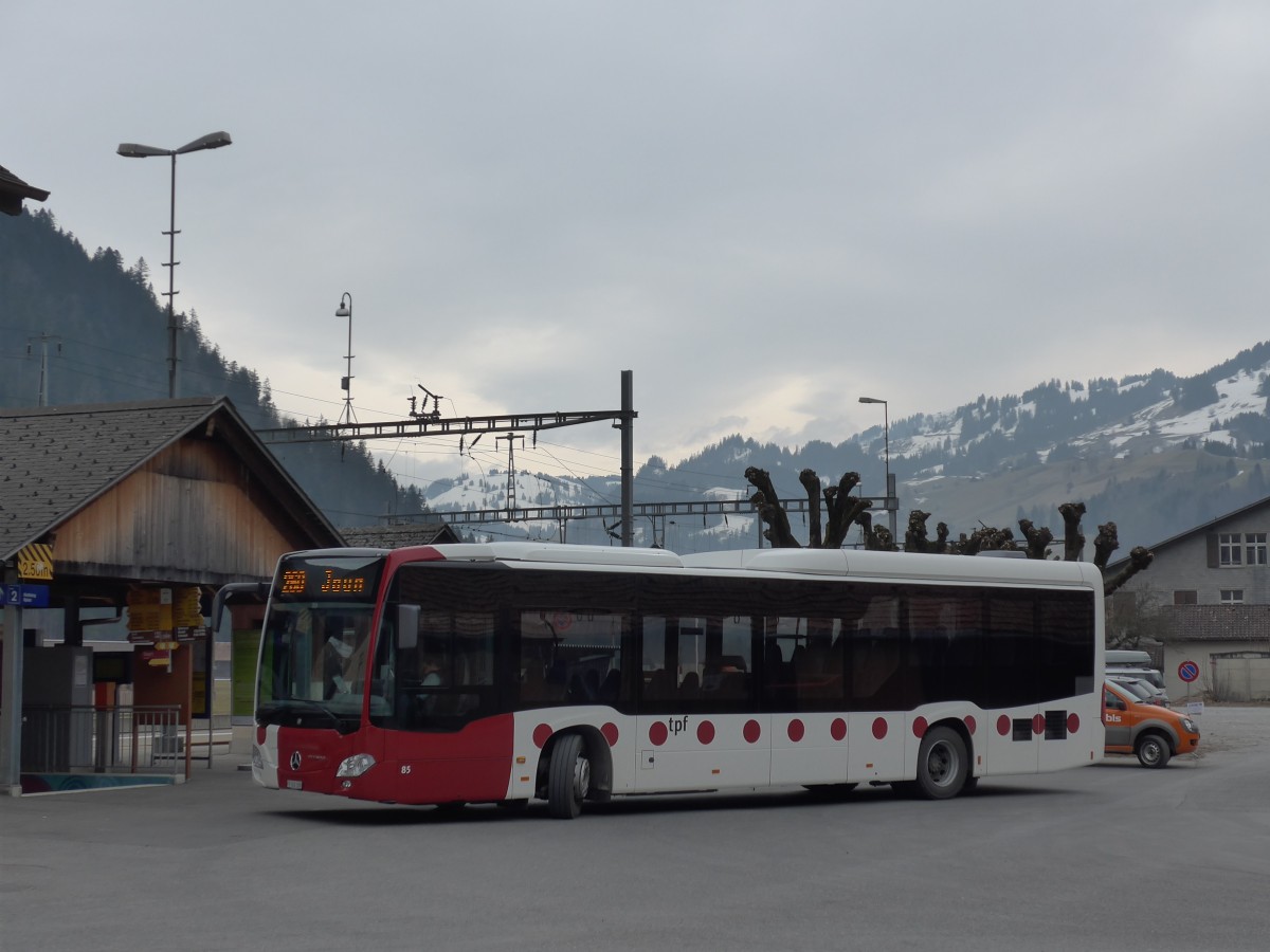 (159'206) - TPF Fribourg - Nr. 85/FR 300'388 - Mercedes am 16. Mrz 2015 beim Bahnhof Boltigen