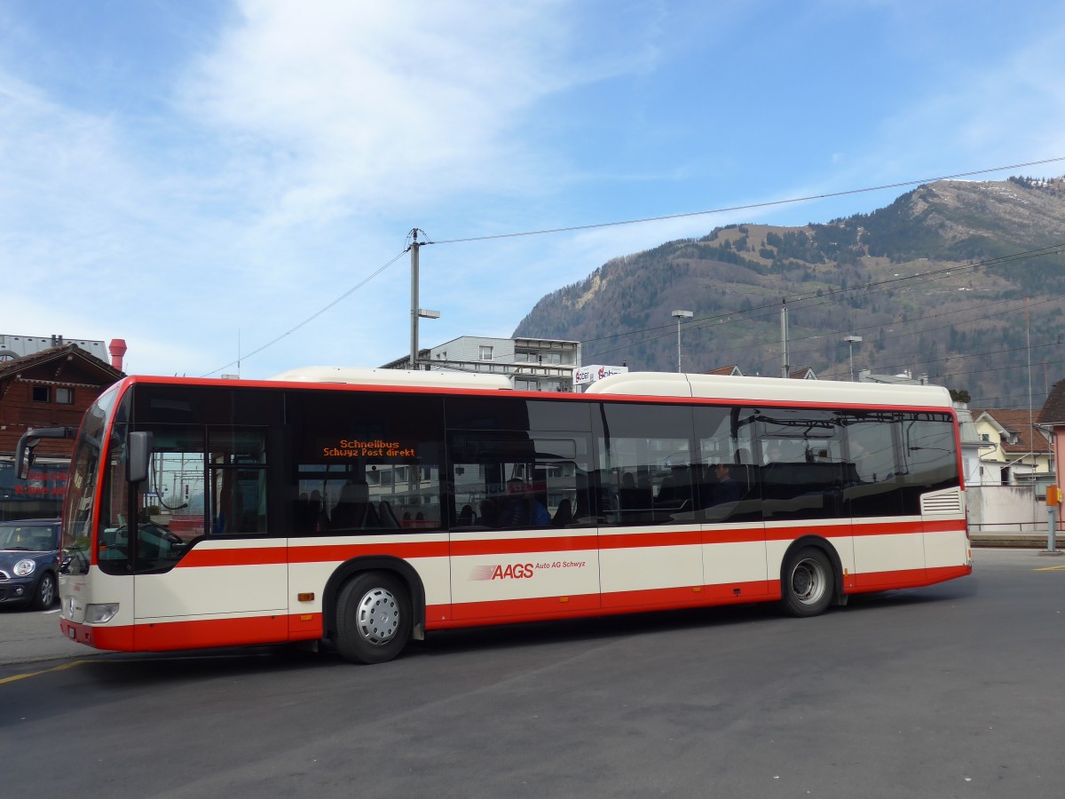 (159'256) - AAGS Schwyz - Nr. 2/SZ 5002 - Mercedes am 17. Mrz 2015 beim Bahnhof Arth-Goldau