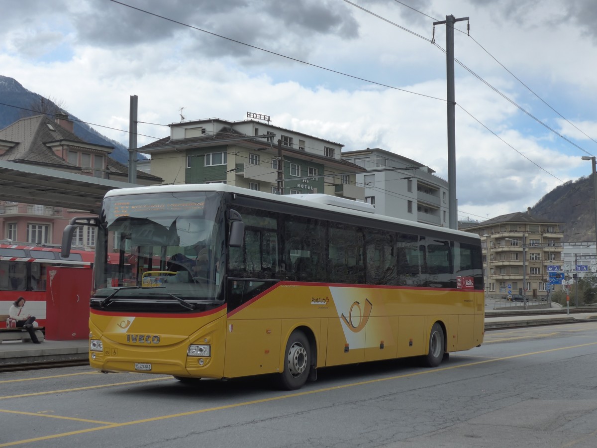 (159'670) - PostAuto Wallis - VS 424'841 - Iveco am 5. April 2015 beim Bahnhof Brig