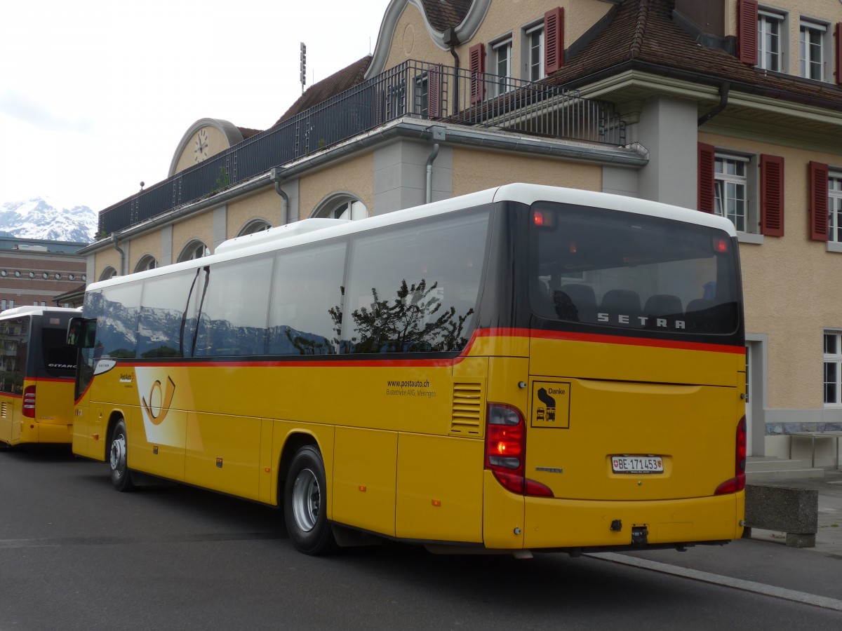 (160'001) - AVG Meiringen - Nr. 73/BE 171'453 - Setra am 25. April 2015 beim Bahnhof Spiez