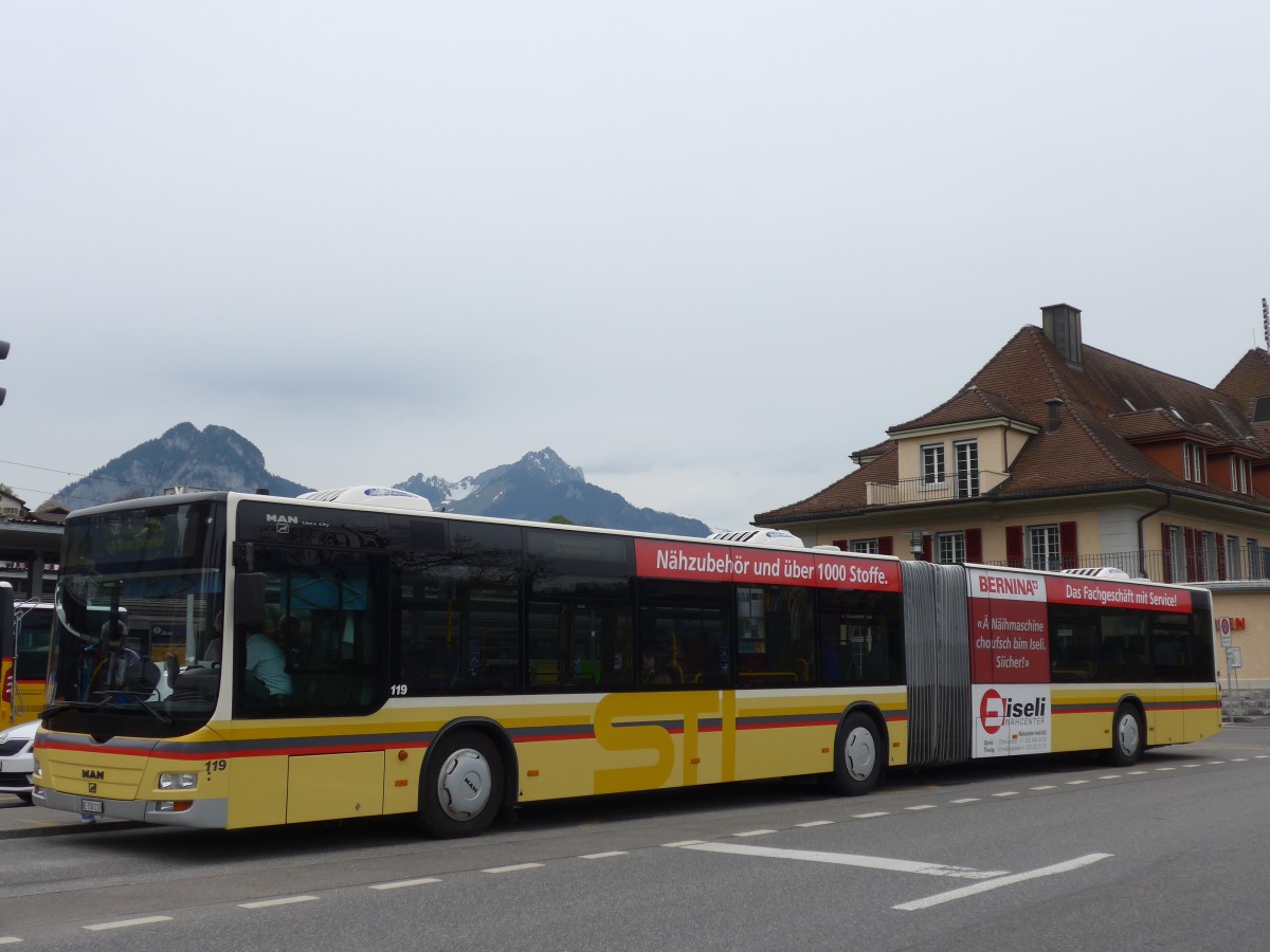 (160'028) - STI Thun - Nr. 119/BE 700'119 - MAN am 25. April 2015 beim Bahnhof Spiez