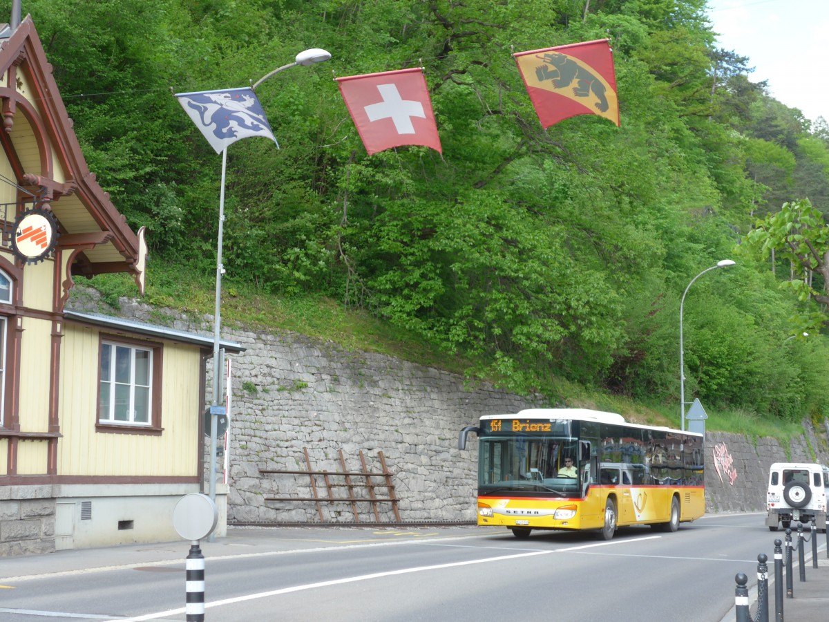 (160'365) - Flck, Brienz - Nr. 2/BE 435'742 - Setra am 9. Mai 2015 beim Bahnhof Brienz