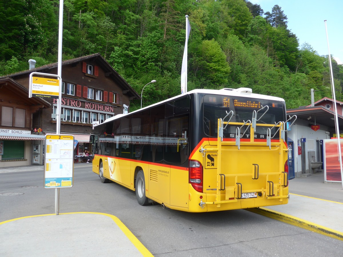 (160'367) - Flck, Brienz - Nr. 2/BE 435'742 - Setra am 9. Mai 2015 beim Bahnhof Brienz