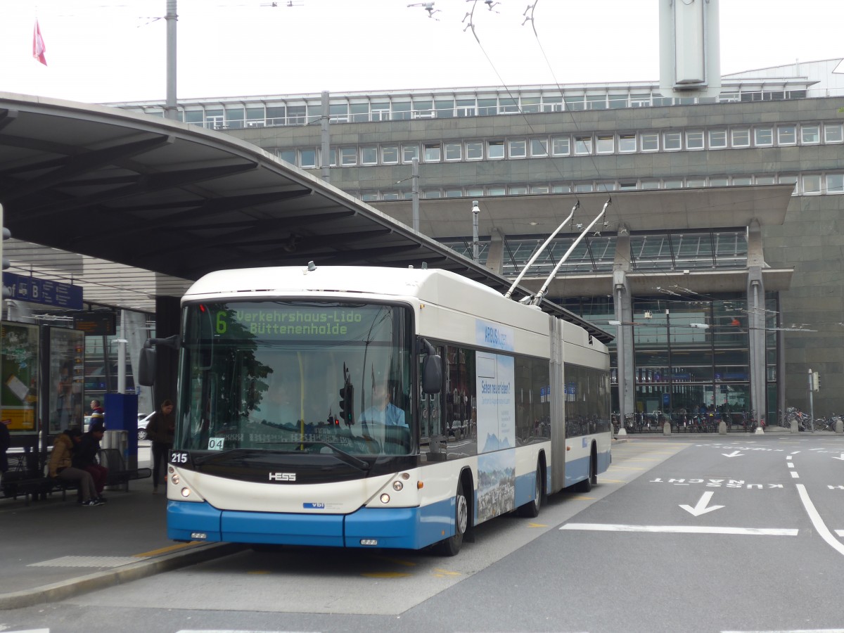 (160'621) - VBL Luzern - Nr. 215 - Hess/Hess Gelenktrolleybus am 22. Mai 2015 beim Bahnhof Luzern