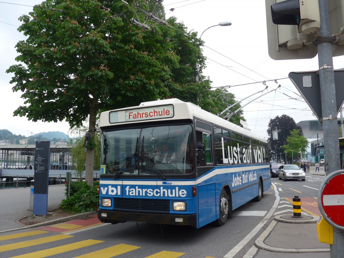 (160'625) - VBL Luzern - Nr. 252 - NAW/R&J-Hess Trolleybus am 22. Mai 2015 beim Bahnhof Luzern