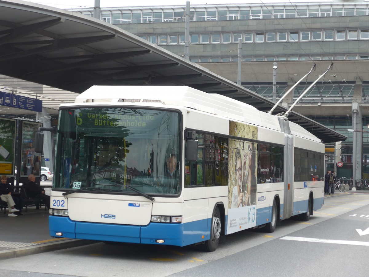 (160'640) - VBL Luzern - Nr. 202 - Hess/Hess Gelenktrolleybus am 22. Mai 2015 beim Bahnhof Luzern