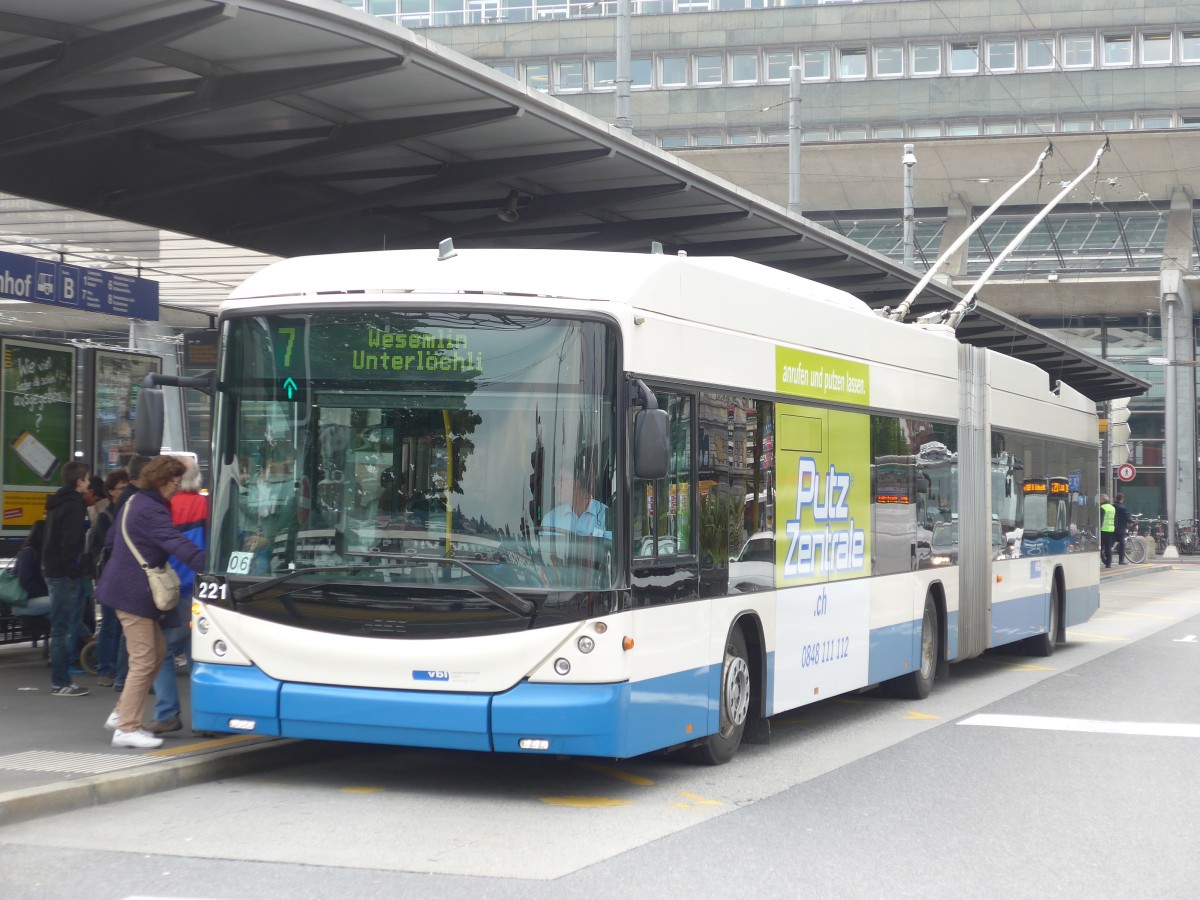 (160'646) - VBL Luzern - Nr. 221 - Hess/Hess Gelenktrolleybus am 22. Mai 2015 beim Bahnhof Luzern