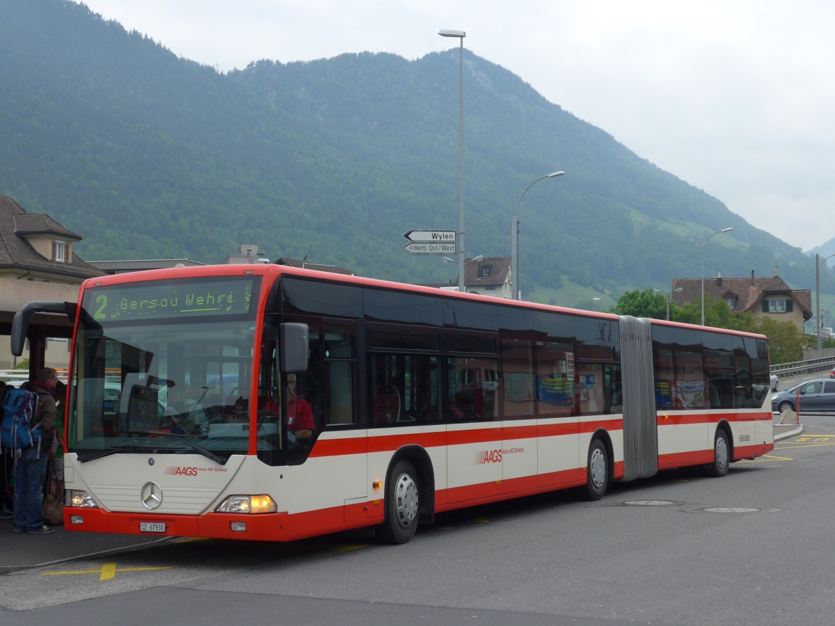 (160'698) - AAGS Schwyz - Nr. 30/SZ 67'930 - Mercedes am 22. Mai 2015 beim Bahnhof Brunnen