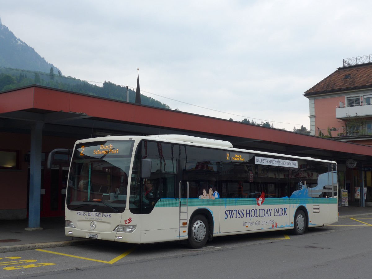 (160'702) - AAGS Schwyz - Nr. 13/SZ 5813 - Mercedes am 22. Mai 2015 beim Bahnhof Brunnen