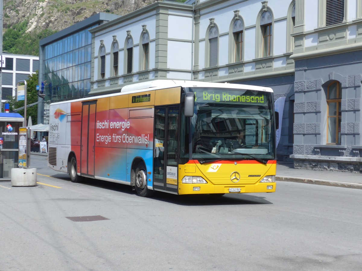 (161'086) - PostAuto Wallis - VS 241'963 - Mercedes am 27. Mai 2015 beim Bahnhof Brig