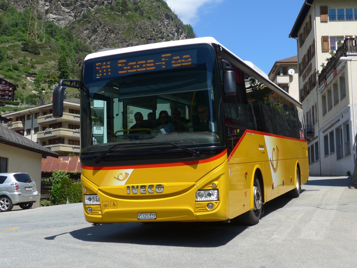 (161'116) - PostAuto Wallis - VS 424'839 - Iveco am 27. Mai 2015 beim Bahnhof Stalden-Saas