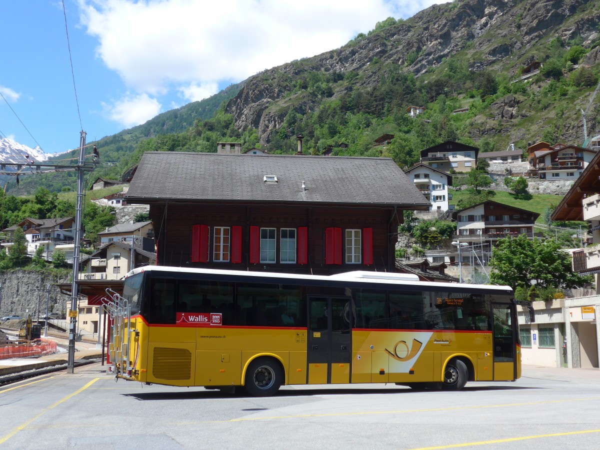 (161'118) - PostAuto Wallis - VS 424'839 - Iveco am 27. Mai 2015 beim Bahnhof Stalden-Saas